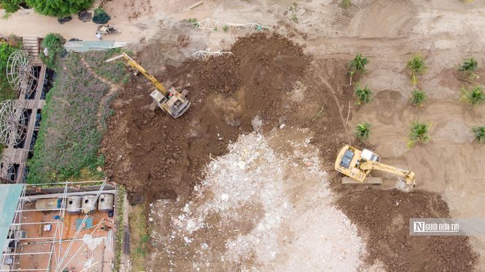 Bên trong máy móc đang thi công phá dỡ các hạng mục không phù hợp.