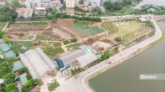 Ghi nhận của Người Đưa Tin, nhiều hạng mục “mọc” trái phép tại thung lũng hoa hồ Tây (UBND phường Nhật Tân, quận Tây Hồ) đang bị phá dỡ.
