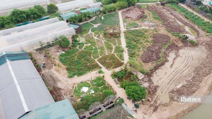 Trao đổi với Người Đưa Tin, ông Công Minh Tuấn – Phó Chủ tịch UBND phường Nhật Tân cho biết, khi đề án được phê duyệt thì theo nhu cầu thực tế, nơi này vẫn cần phải có nhà bảo vệ, nhà vệ sinh và các công trình phụ trợ. Vì vậy, các công trình phù hợp với đề án tạm thời được tồn tại; công trình nào không phù hợp thì phường đã yêu cầu dỡ bỏ.