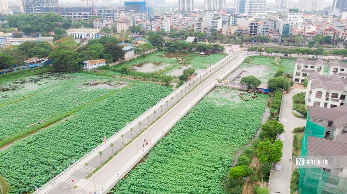 Tuyến đường đôi từ phố đi bộ đến cổng Thung lũng hoa Hồ Tây nhanh chóng được hoàn thiện.