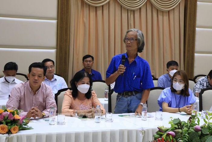 Đại biểu trao đổi, thảo luận về những thuận lợi, khó khăn và giải pháp để nâng cao chuỗi giá trị sản phẩm từ sen. Ảnh: Nhựt An - TTXVN