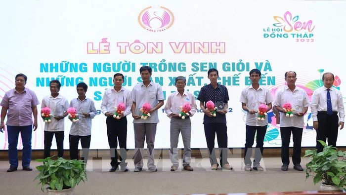Tôn vinh những người trồng sen giỏi của tỉnh Đồng Tháp. Ảnh: Nhựt An - TTXVN 