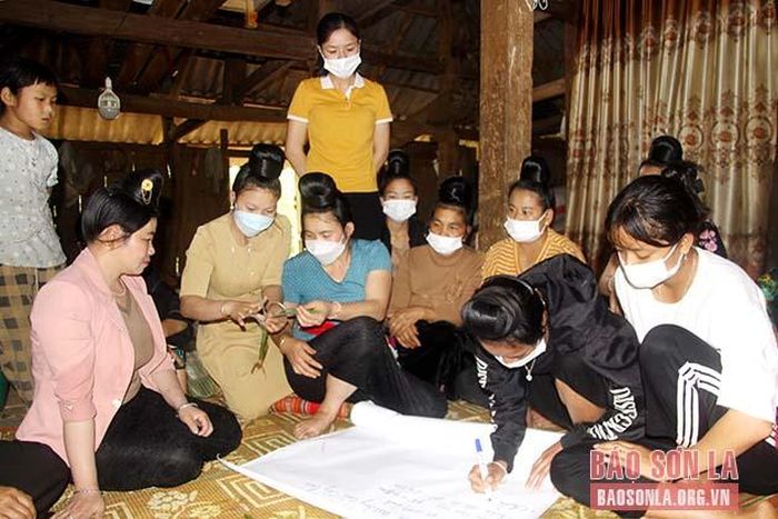 Các học viên thảo luận tại lớp tập huấn.