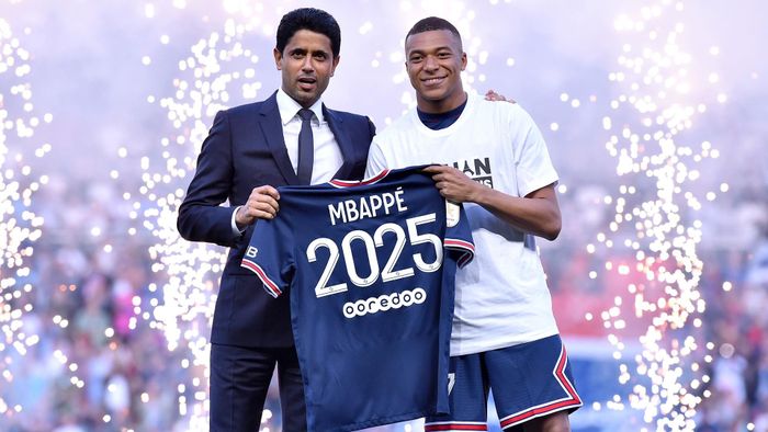 PSG xác nhận Mbappe gắn bó với sân Parc des Princes theo bản hợp đồng mới có thời hạn 3 năm. Mbappe sẽ nhận mức lương 84 triệu euro/năm (trước thuế) tại Pháp. Đây được cho là mức đãi ngộ cao nhất từ trước tới nay.