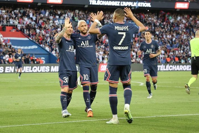 Chân sút sinh năm 1998 nhanh chóng thể hiện giá trị khi lập cú đúp ở các phút 25 và 28. Neymar sau đó giúp PSG dẫn 3-0 khi hiệp một khép lại. Sau giờ nghỉ, Mbappe hoàn tất cú hat-trick ở phút 50. Thống kê cho thấy PSG tung ra 27 cú sút, 12 lần đưa bóng đi trúng đích và kiểm soát bóng có thời lượng 76%.
