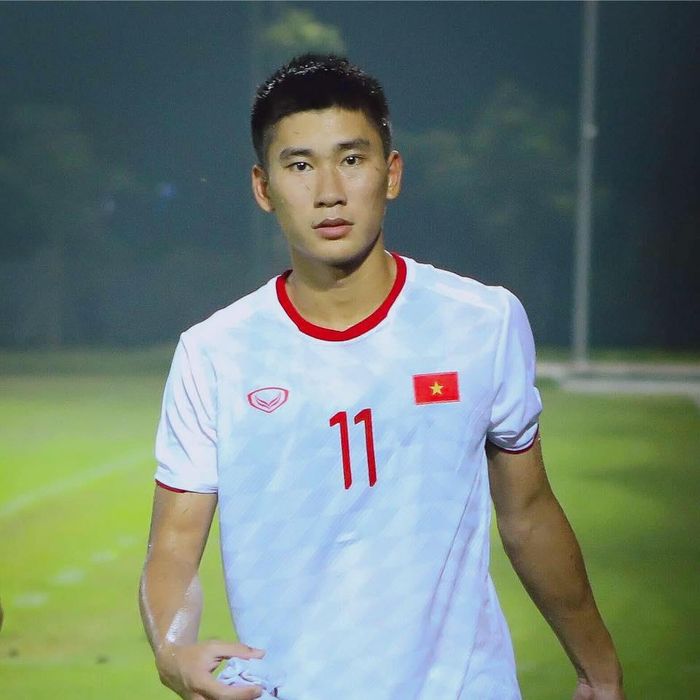  Chia sẻ sau trận chung kết SEA Games, Mạnh Dũng cho biết đây là bàn thắng quan trọng nhất sự nghiệp của anh. Anh nói: "Em không thể diễn tả hết cảm xúc của mình. Em xin dành bàn thắng này cho người hâm mộ, những người luôn ủng hộ chúng em từ vòng đầu. Chiến thắng U23 Thái Lan quả thực rất khó khăn. Em thay mặt cả đội cảm ơn tình cảm của người hâm mộ, dù trời mưa mọi người vẫn có mặt, phủ kín khán đài. Xin dành tặng bàn thắng cho tất cả người yêu bóng đá của Việt Nam". Ảnh: Nhâm Mạnh Dũng. 
