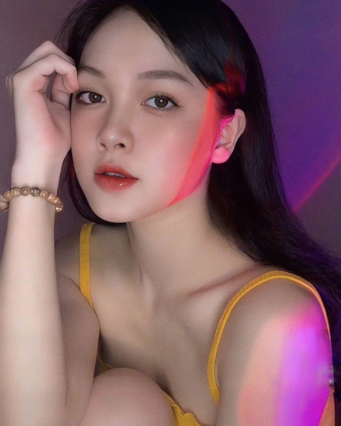 Bạn gái hiện tại của Mạnh Dũng là Quế Linh (sinh năm 2000). Cô sở hữu khuôn mặt xinh xắn, ngoại hình nổi bật. Cô được biết đến với vai trò một chủ shop thời trang, mỹ phẩm. Ảnh: Quế Linh.