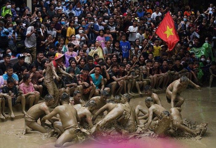 Lễ hội cầu bùn .Ảnh: THU HUỲNH