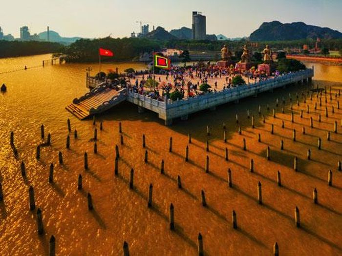 Hào khí Bạch Đằng Giang .Ảnh: VŨ VĂN LÂM