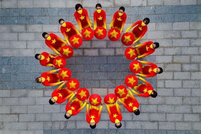 Màu cờ sắc áo .Ảnh: LÊ HOÀNG MẾN