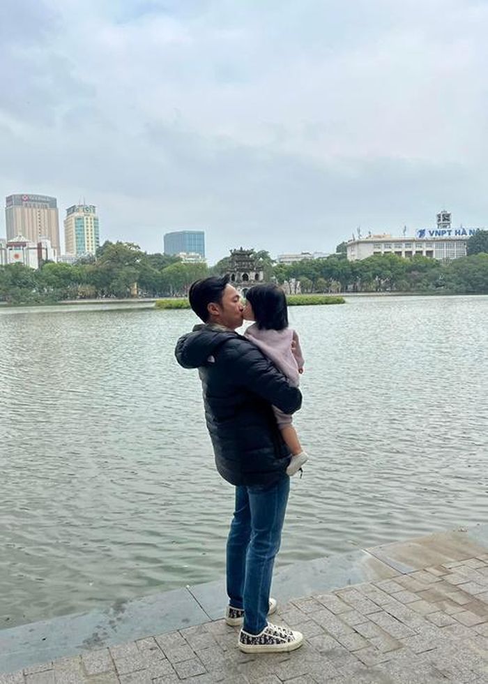Đàm Thu Trang "ghen tỵ" khi chứng kiến ông xã Cường Đô la cưng chiều con gái Suchin.