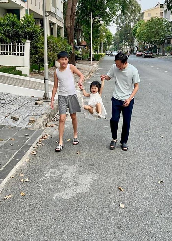 Bé Suchin còn được anh trai Subeo cưng chiều.