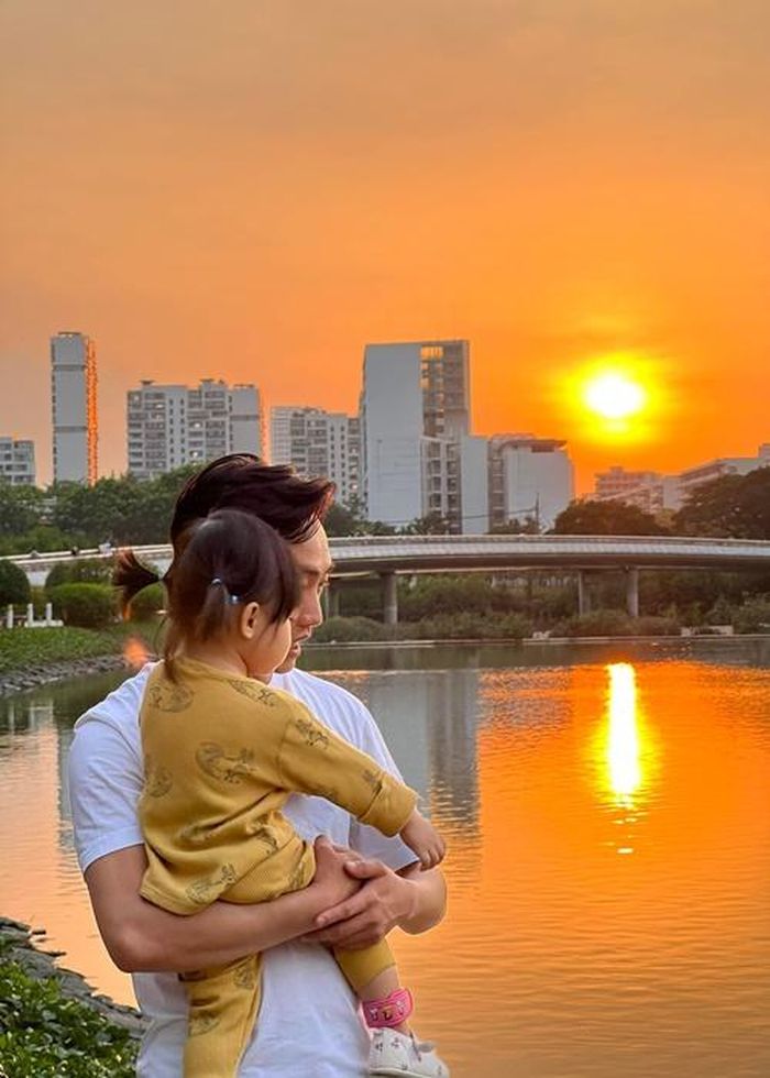 Tan làm, ông xã của Đàm Thu Trang nhanh chóng trở về nhà với con.