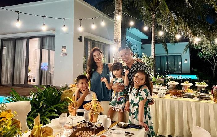 Hạnh phúc bên chồng và các con. Ảnh: ITN.
