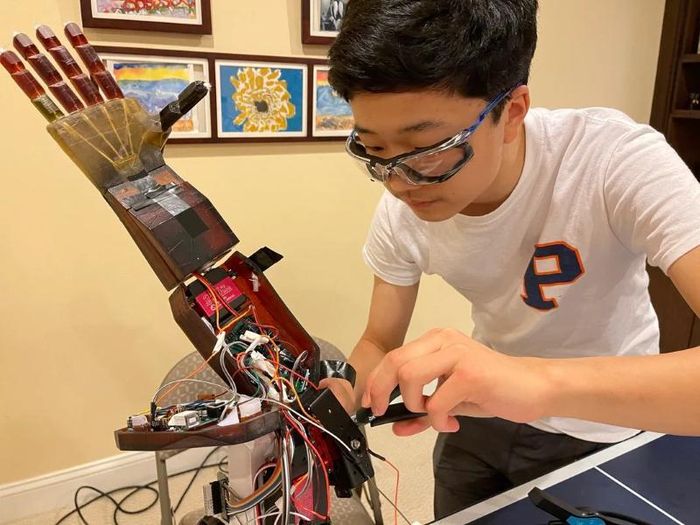 Cánh tay robot của Choi chỉ cần chi phí 300 USD.