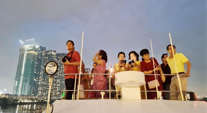 Khách trên du thuyền ngắm TP.HCM lúc thành phố lên đèn