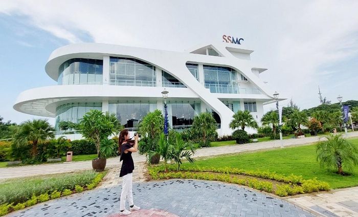 Saigon South Marina Club hình dáng chiếc du thuyền là một điểm tham quan yêu thích