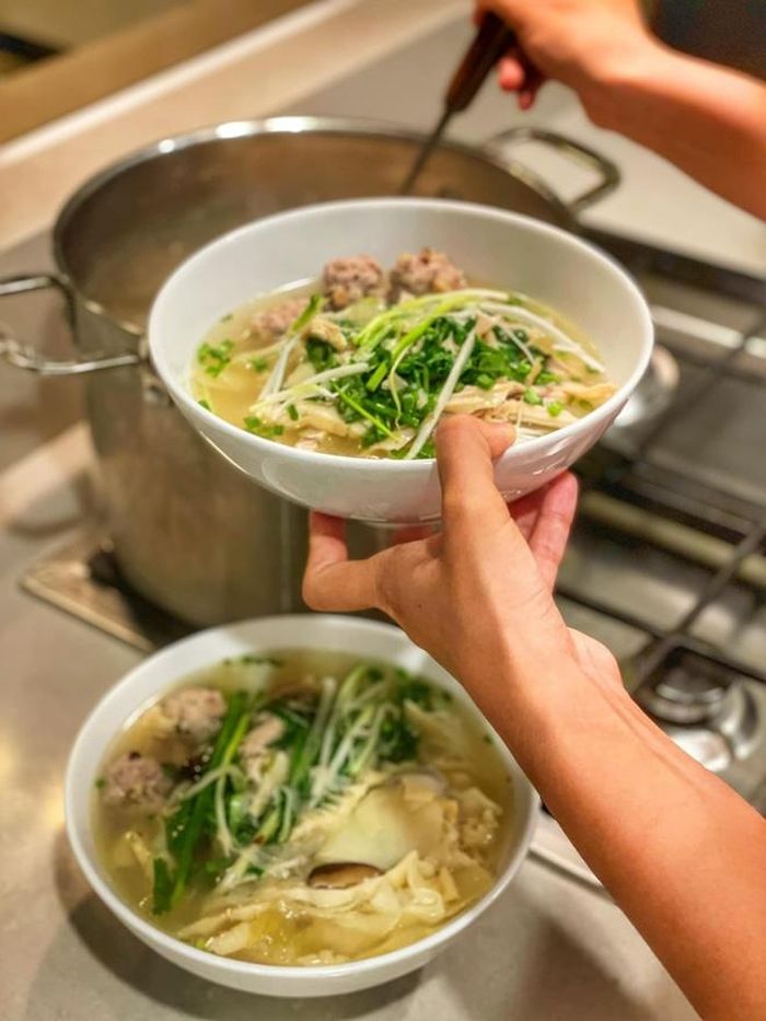 Cô khoe bữa tối với một món ăn đậm vị Hà Nội. Đó là bún măng ngan. Hà Anh cho biết cô thường nấu theo hương vị tuổi thơ mà mình nhớ và yêu thích. Nếu có món nào chưa biết cách, cô sẽ gọi hỏi mẹ công thức ngay.