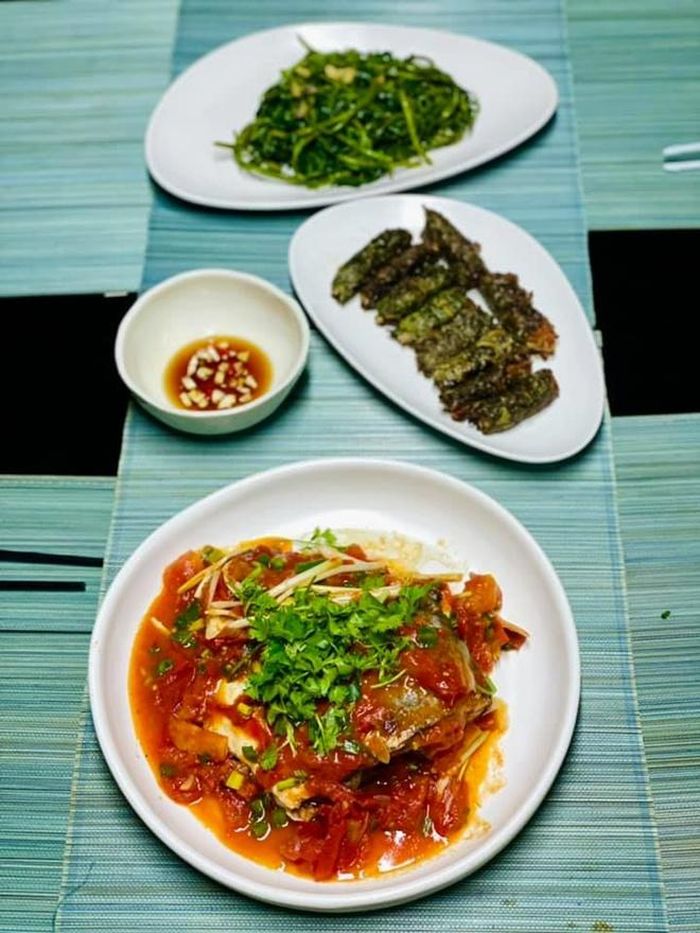 Ngoài bún/phở, những bữa cơm truyền thống nhà Hà Anh nhìn cũng rất ngon mắt, toàn những món ăn truyền thống không quá cầu kỳ nhưng "tốn cơm". Chẳng hạn như mua được con cá chim tươi, hái được mấy cái lá lốt ngoài vườn... thế là cô được bữa cơm ngon nhà nấu.