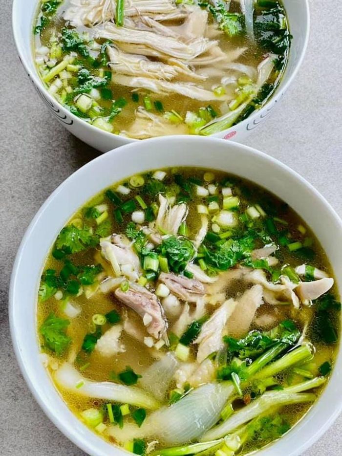 Nữ người mẫu cũng đã trổ tài tự tay làm phở gà: "Ninh nồi phở thơm phưng phức làm cả nhà từ con bé bé tí, đến ông xã, và bác tài xế đều đi ra đi vào ngó!" Cả cô và chồng con chén hết veo, ông xã còn khen: "Đang được sống ở thiên đường. Có thể ăn các món em nấu mãi mãi! Ai mà thèm nhà hàng cơ chứ!" khiến người đẹp "nở cả mặt mũi".