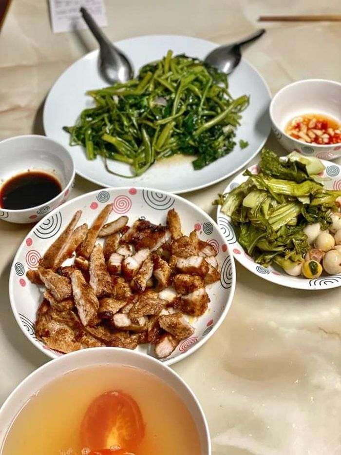 Một bữa ăn nhà Hà Anh với món thịt lợn tẩm ngũ vị hương rán cháy cạnh, thêm dưa chua, cà pháo. Cô thốt lên: Ôi chao bữa ăn nó "hoành tráng"!