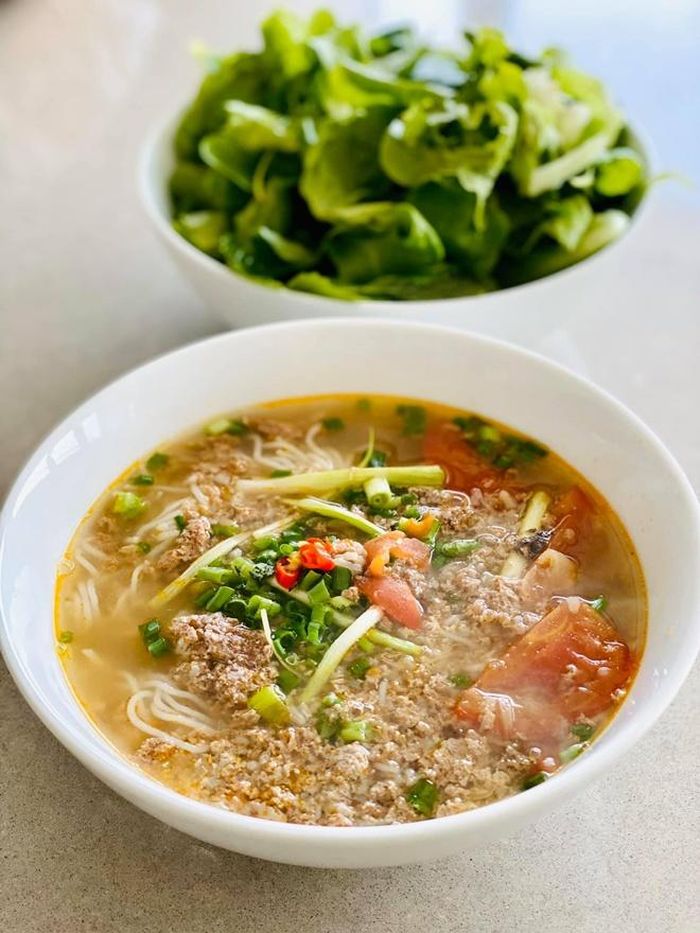 Món khác đậm chất Bắc được nàng siêu mẫu tự nhận "chuẩn mẹ nấu", đó là bún riêu, cô nấu theo công thức từ mẹ ruột mình. "Ra ngoài hàng thì chỉ thèm khát được xin/mua thêm riêu cua, nhà nấu muốn bao nhiêu cũng được. Quá đã!", người đẹp thích thú.