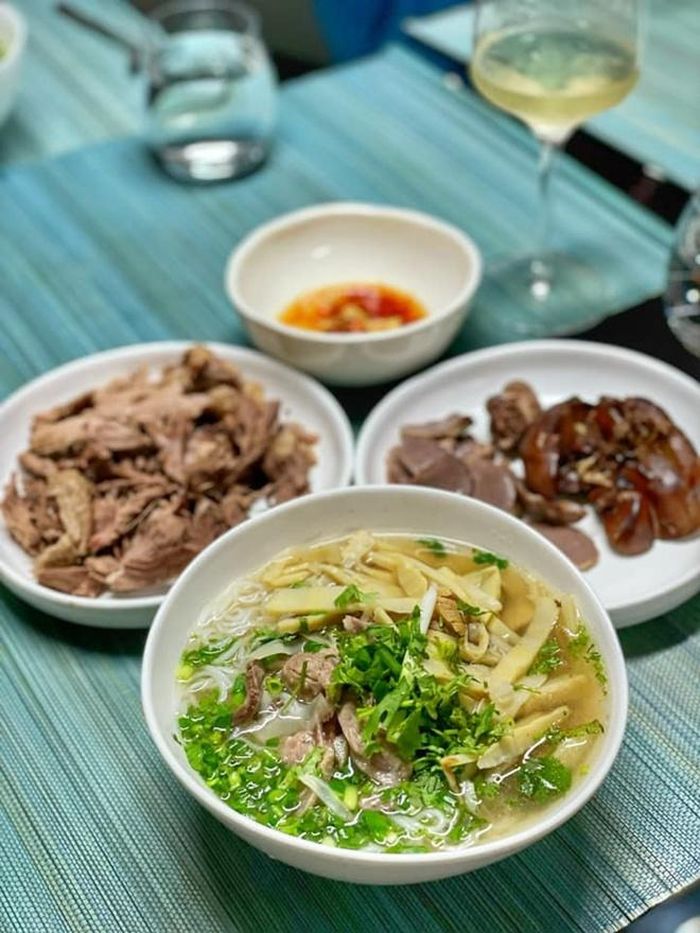 Trước món bún măng ngan, Hà Anh từng nấu một món tương tự là bún măng vịt, trông vô cùng hấp dẫn chẳng kém gì nhà hàng.