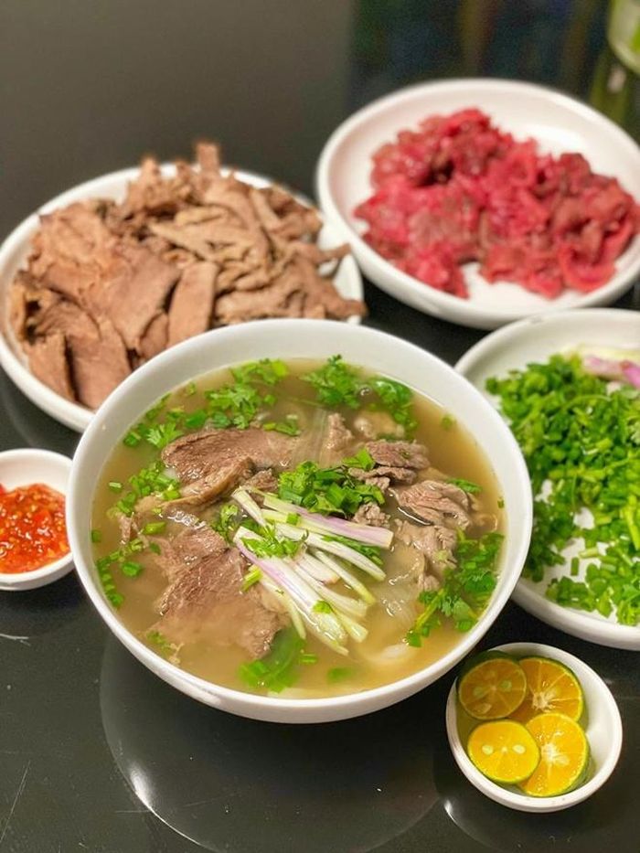 Cô thỏa mãn khi nấu được nồi phở bò ngon không gì "địch" lại được và cho biết để thưởng thức món phở "ngon bá cháy" này thì đã phải nấu mất nguyên ngày (8 tiếng).