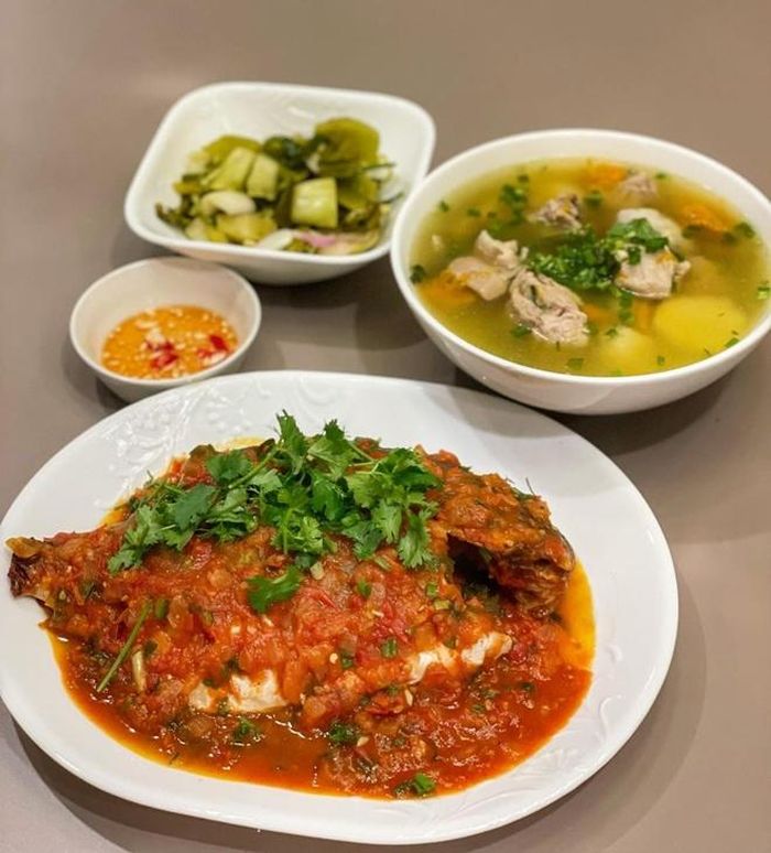 Chỉ vì được tặng lọ dưa muối ngon mà chiều về Hà Anh hì hụi nấu nướng để cả nhà được ăn "cơm nhà". Có lúc lơ là những bữa ăn gia đình nhưng cô cho rằng: "Nói vậy thôi chứ ăn nhà hàng dù ngon mấy, cơm nhà vẫn ngon và ấm cúng hơn cả".