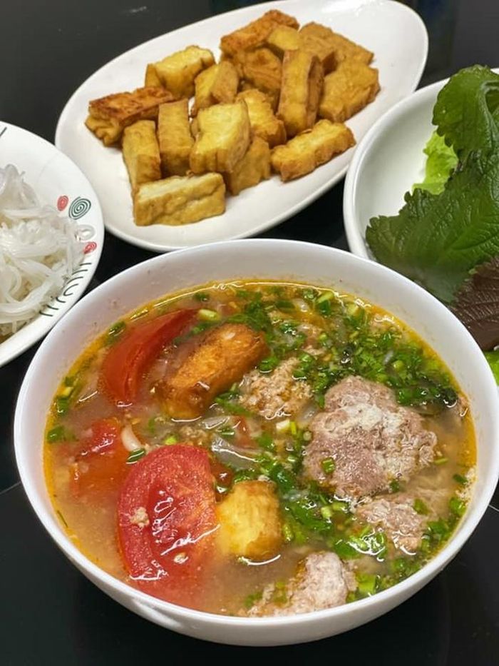 "Tớ biết mẹ tớ đang vô cùng tự hào khi con gái của bà giờ đã tự nấu được bún riêu, món khoái khẩu của cô ấy để cô ấy khỏi 'kỳ kèo' bà nấu cho ăn mỗi lần bà vào thăm! Mua được ký cua đồng là phải nấu bún riêu ngay. Chao ơi ngon thật ngon, vợ chồng A phủ húp xì xụp! ", Hà Anh tâm sự.
