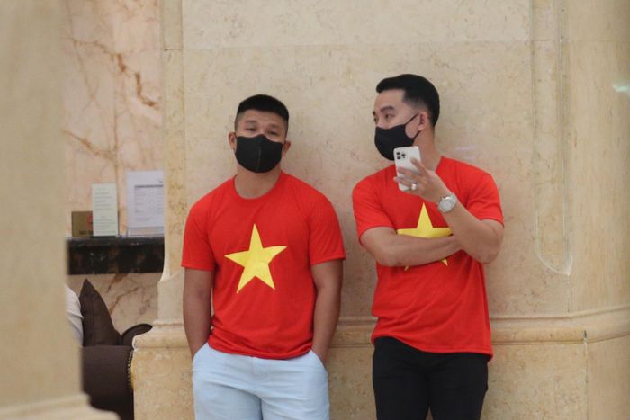  Một số cổ động viên nán ở sảnh khách sạn khá lâu để được chụp ảnh cùng các tuyển thủ. Mãi đến gần nửa đêm, họ mới rời đi hết. 