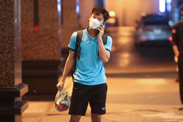  U23 Việt Nam không có nhiều thời gian để gặp gỡ bạn bè, người thân. Hậu vệ Phan Tuấn Tài, người có đường kiến tạo quyết định của trận đấu, cũng chỉ gặp được người thân trong chốc lát sau khi gọi điện thoại. 