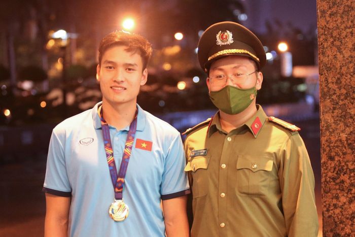  Một nhân viên an ninh làm nhiệm vụ tại khách sạn cũng chụp ảnh lưu niệm cùng Việt Anh. Sau vài phút, trung vệ này nhanh chóng đi vào trong để ăn tối cùng cả đội và tạm biệt người thân. 