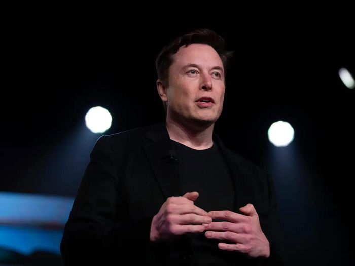Nhiều nhà đầu tư tỏ ra lo ngại khi mọi động thái của Elon Musk đều ảnh hưởng lên giá cổ phiếu của Tesla. Ảnh: AP.