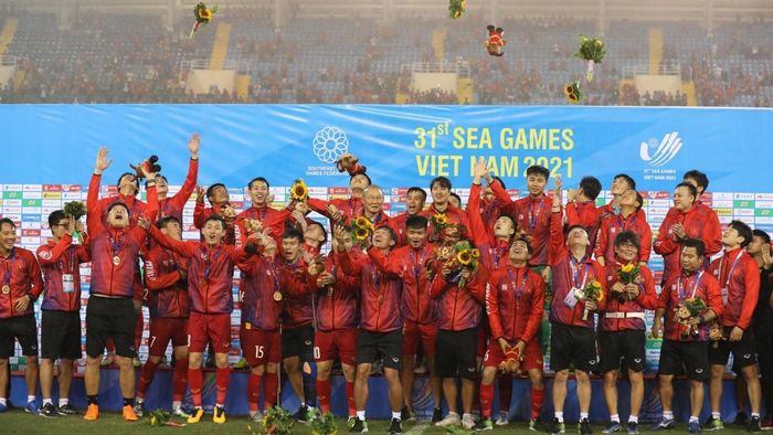 Các cầu thủ U23 Việt Nam hân hoan trong niềm vui giành HCV môn Bóng đá nam SEA Games 31.Ảnh: Minh Quyết-TTXVN
