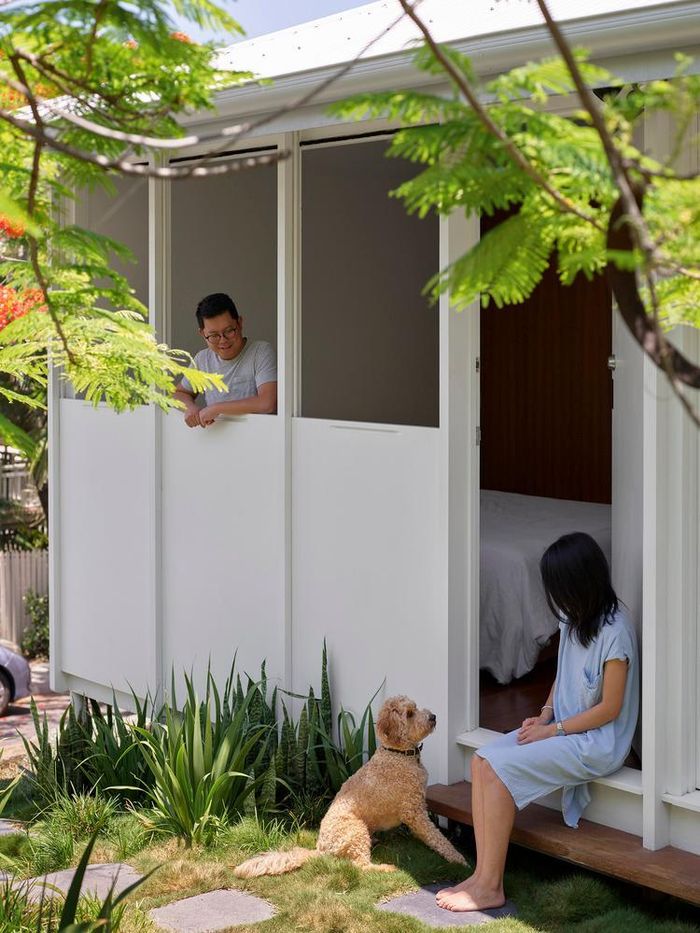 Cửa sổ dạng vách cho phép mỗi phòng ngủ giống như một mái hiên khi mở ra. 