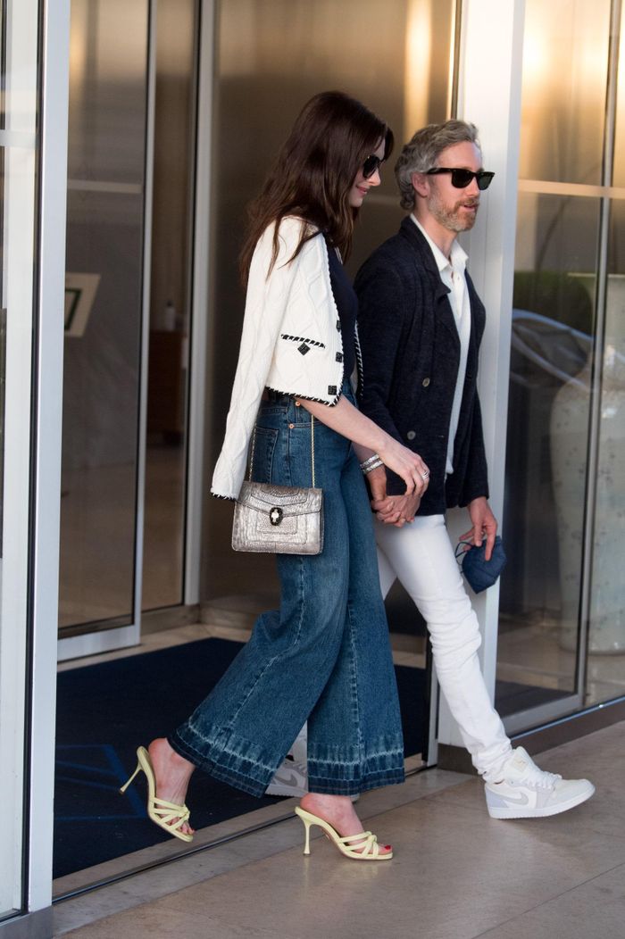 Trong chuyến đi chơi cùng chồng ở Cannes, Hathaway khoác lên mình trang phục cổ điển. Cô diện áo khoác dáng crop top cùng quần ống rộng. Tư duy chọn trang phục hiện đại nhưng thanh lịch giúp Anne Hathaway được đánh giá cao. Đồng thời, cách kết hợp các thiết kế khiến nữ diễn viên nhìn trẻ trung hơn. Ảnh: Getty.