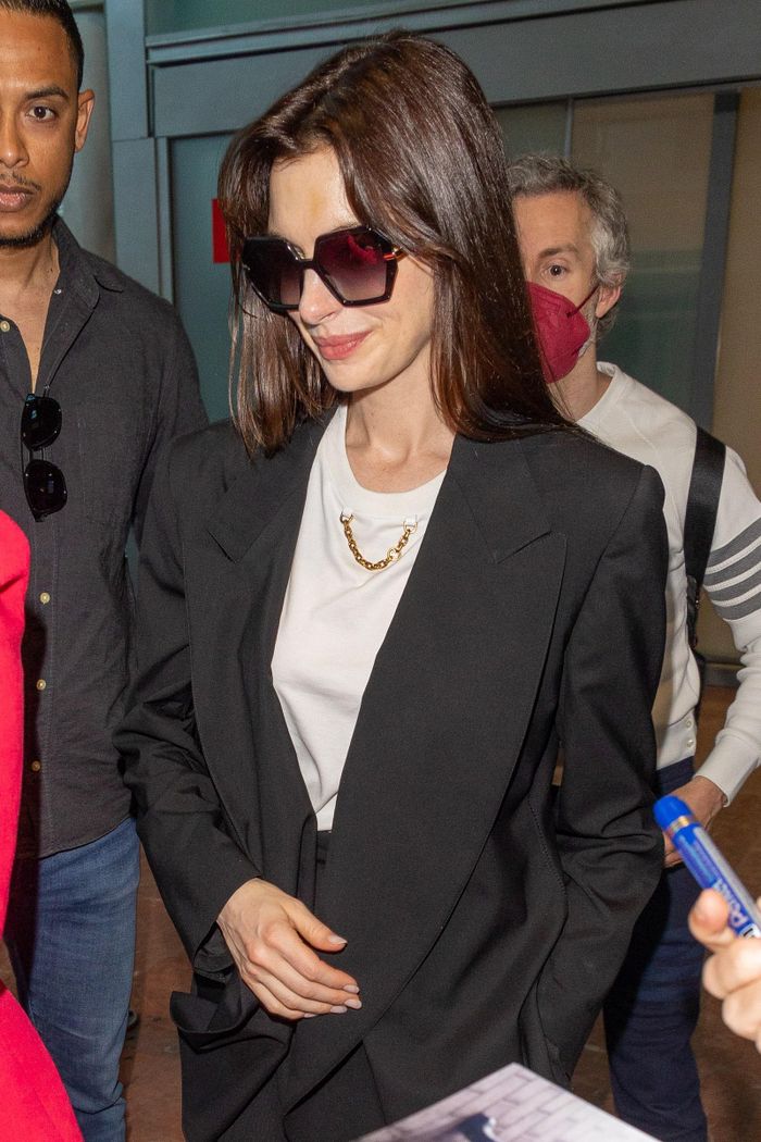 Xuất hiện ở sân bay Nice Côte d'Azur, Anne Hathaway thể hiện khía cạnh sành điệu khi diện bộ đồ phom rộng cùng sneakers. Thiết kế tạo cảm giác trẻ trung, năng động. Ảnh: Getty. 