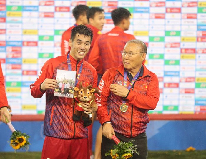 Tiến Linh và HLV Park Hang-seo ăn mừng chiếc HCV SEA Games 31 - Ảnh: Hoàng Linh