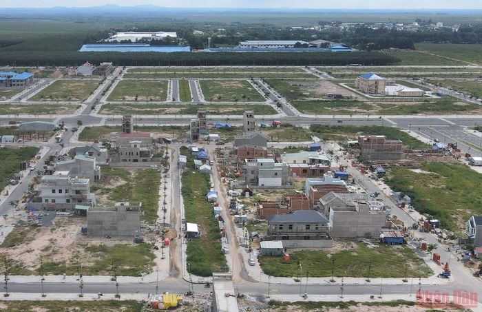 Người dân xây dựng nhà trong khu tái định cư Lộc An-Bình Sơn.