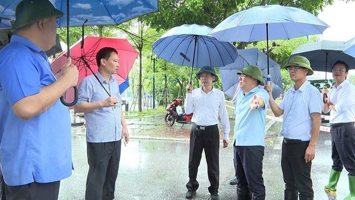 Theo ông Thành, trước mắt các đơn vị cần tăng cường hướng dẫn, phân luồng bảo đảm an toàn giao thông, khơi thông, nạo vét các cống tiêu thoát nước. Về lâu dài phải có giải pháp căn cơ, tổng thể để giải quyết vấn đề ngập úng của thành phố; cần thiết xây dựng Đề án tiêu thoát nước của thành phố Vĩnh Yên với phương châm bảo đảm an toàn và xử lý tổng thể.