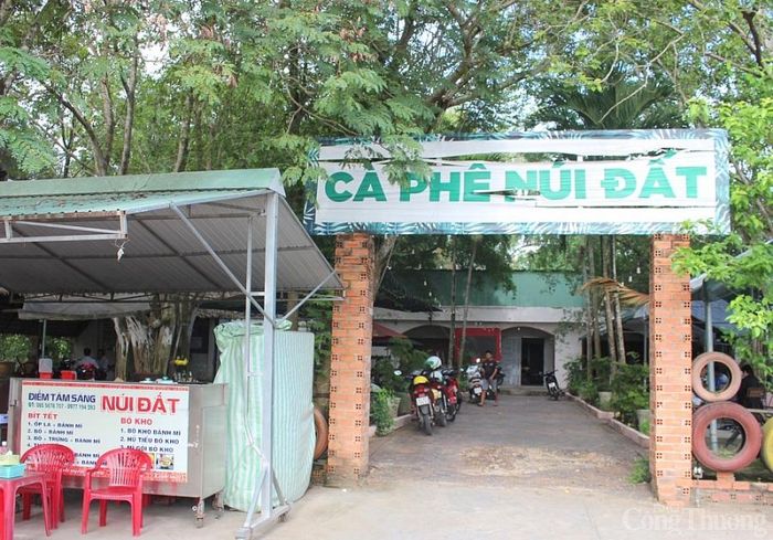 Khu di tích Núi Đất giờ chỉ còn mỗi quán cà phê bán cho người địa phương và khách vãng lai
