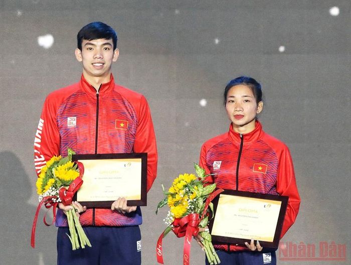 Kình ngư Nguyễn Huy Hoàng và tuyển thủ điền kinh Nguyễn Thị Oanh tại lễ vinh danh (Ảnh: KHIẾU MINH)
