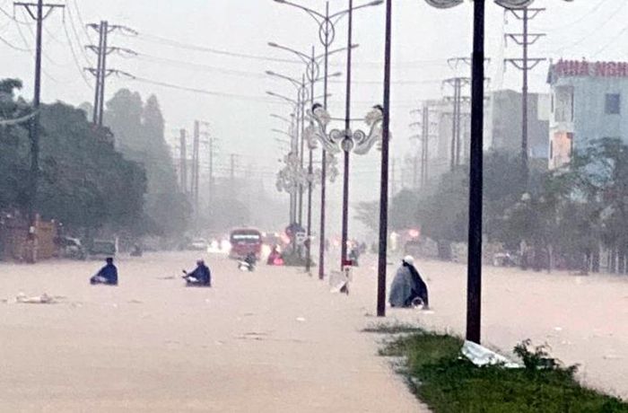 Cảnh ngập lụt tại đường 36, đoạn vào khu công nghiệp Bá Thiện sáng 23/5.