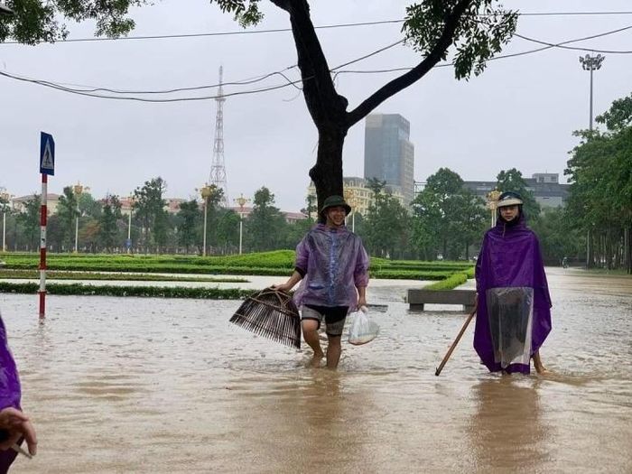 Nhiều người tỏ ra thoải mái và vui vẻ với việc bắt cá trên đường phố.