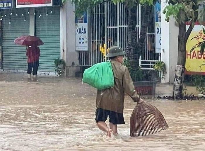 Hình ảnh thú vị hiếm hoi ghi lại trên một con phố của TP Vĩnh Yên.