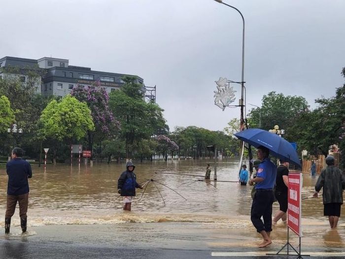 Cá ở các ao, hồ theo dòng nước trôi ra cả quốc lộ.