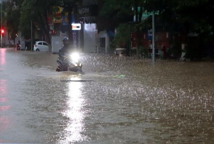 Mưa lớn từ đêm 22/5 đến nay khiến nhiều tuyến đường ở Vĩnh Phúc ngập sâu, giao thông tê liệt hoàn toàn. 