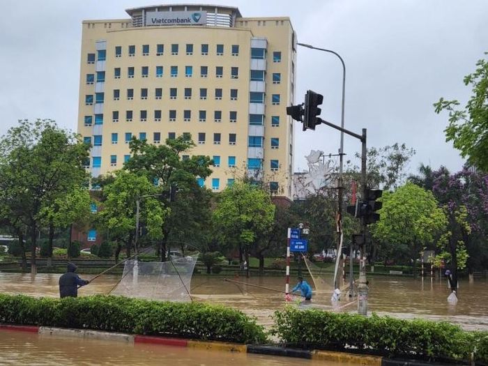 Thậm chí, nhiều người còn cất vó ngay giữa lòng đường.