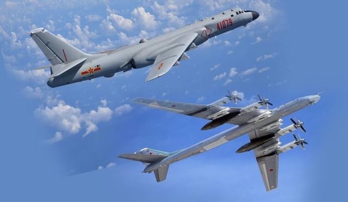 Máy bay ném bom H-6 của Trung Quốc (trên) và máy bay ném bom Tu-95 của Nga. (Ảnh: Sino).